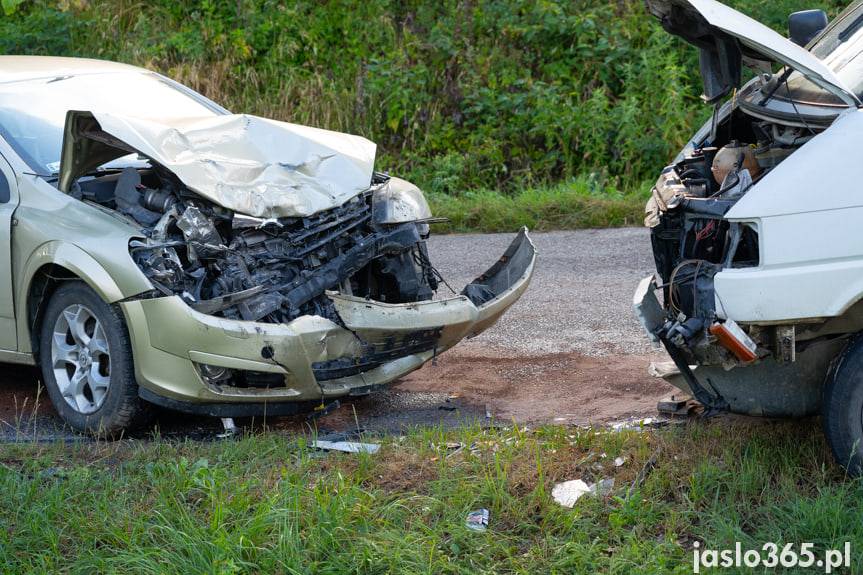 Wypadek w Łajscach, czołowe zderzenie dwóch samochodów