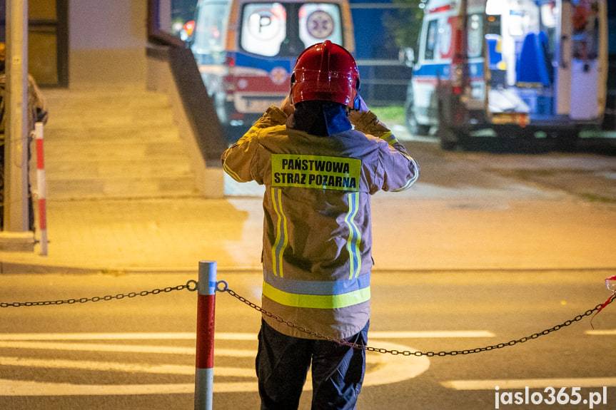 Ewakuacja mieszkańców jednego z bloków przy ul. Metzgera w Jaśle. Uszkodzona została konstrukcja budynku.