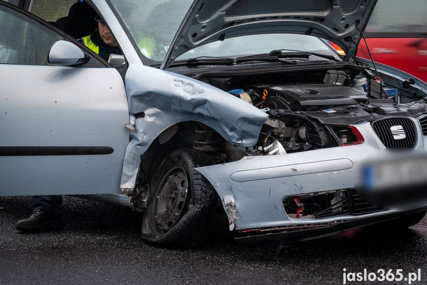 Zderzenie na DK28 w Jaśle, dwie osoby w szpitalu