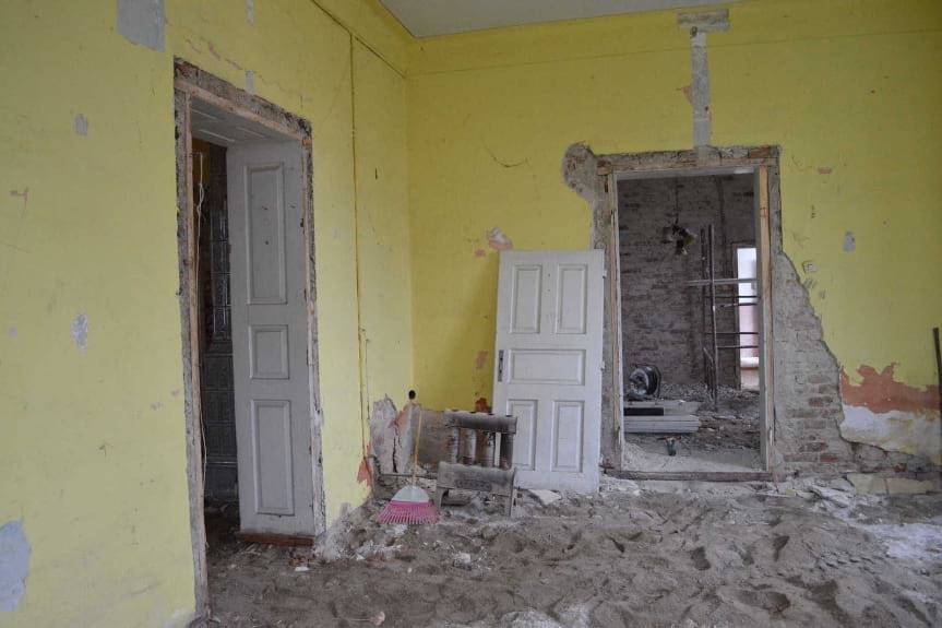 Trwa remont zabytkowej plebani w Szebniach