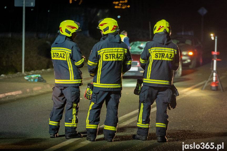 Wypadek w Trzcinicy na DK 28. Potrącony pieszy