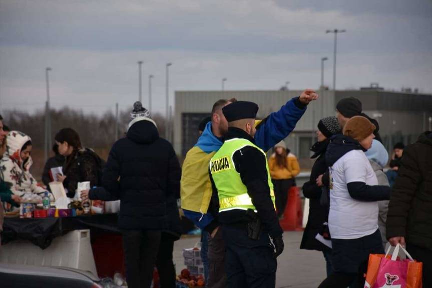 Policjanci dbają o bezpieczeństwo osób, które uciekają do Polski przed wojną