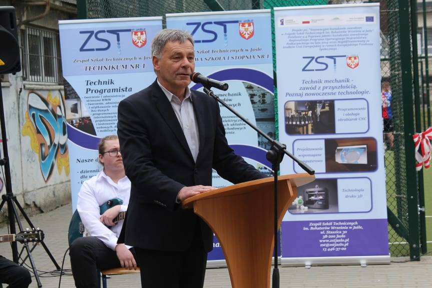 Boisko do piłki ręcznej przy ZST w Jaśle otwarte