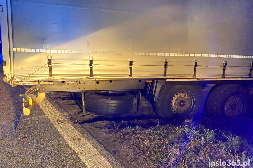 Pijany zjechał z drogi tirem i uderzył w drzewo