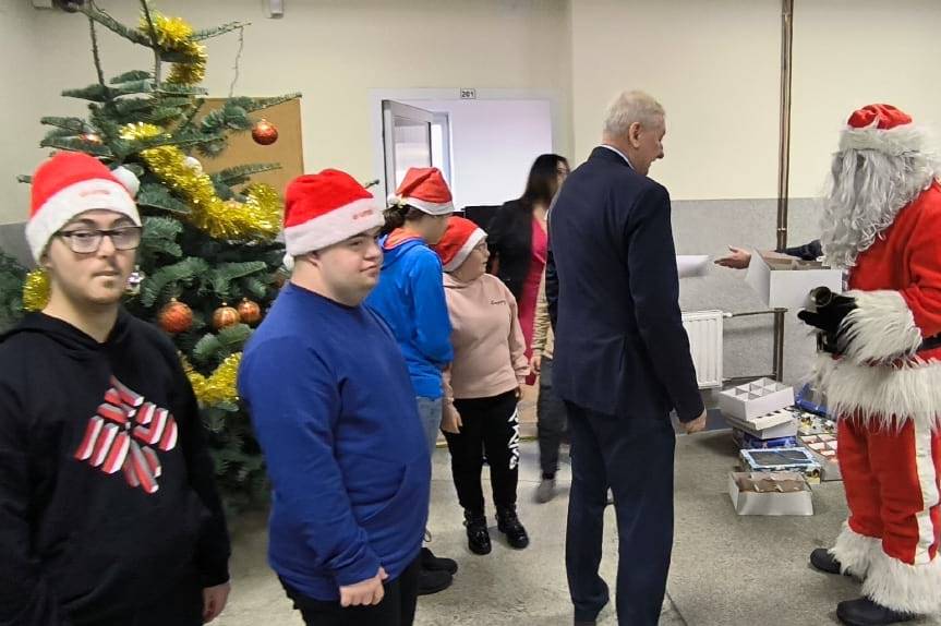 Wspólne ubieranie choinki w Starostwie Powiatowym w Jaśle