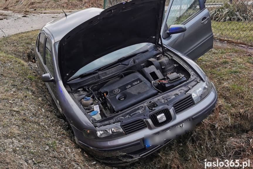 Czeluśnica. Seatem uderzył w betonowy przepust