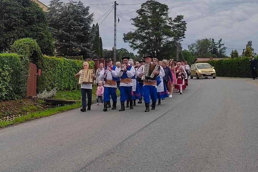 Wiły wianki i wrzucały je do wody... Noc Kupały w Dobrucowej