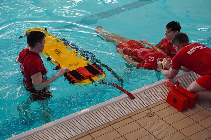 Uczniowie jasielskich szkół wzięli udział w pokazie ratownictwa wodnego