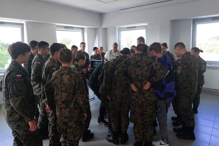 Uczniowie z Trzcinicy poznali tajniki pracy policji