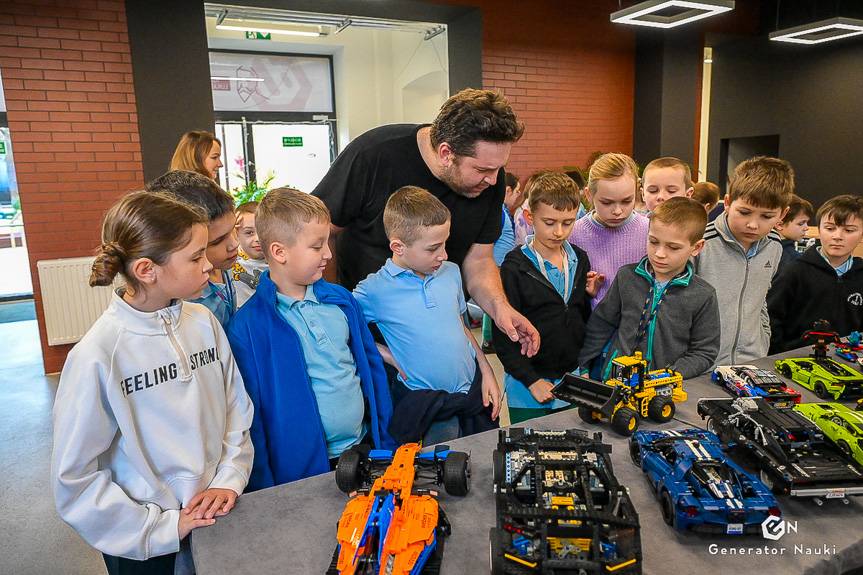 Międzynarodowy Dzień LEGO w Jaśle. Wystawa retro i warsztaty programowania