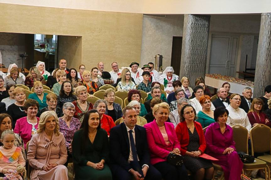 Róże i życzenia dla Pań – tak świętowano Dzień Kobiet w Osieku Jasielskim