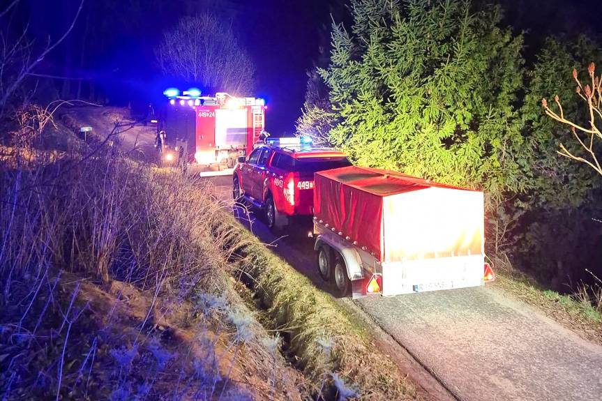 Harklowa. Dwie osoby wpadły do 8-metrowej studni