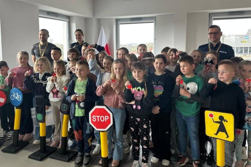 Mundurowi z Jasła gościli najmłodszych. Były uśmiechy, medale i policyjny miś