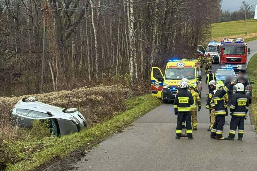 Zarzecze. Samochód wjechał do rowu