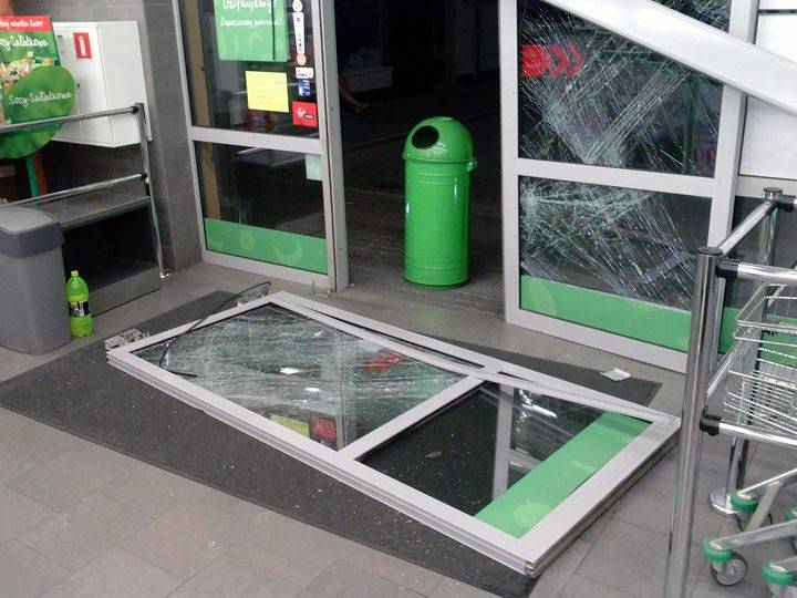 Wjechał quadem w sklep