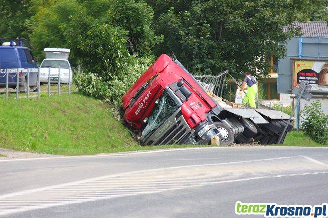 W Zboiskach ciężarówka wjechała do rowu