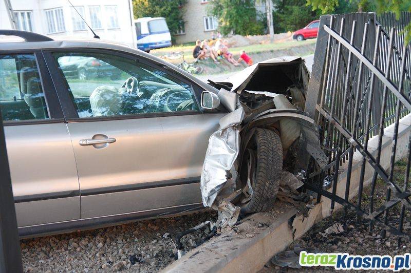 Pijany 34-latek uderzył w ogrodzenie posesji