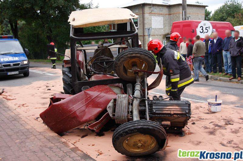 Jedlicze: Zderzenie samochodu dostawczego z ciągnikiem rolniczym