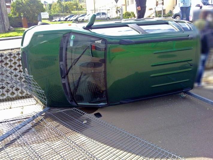 Pomyliła pedały, spadła ze skarpy