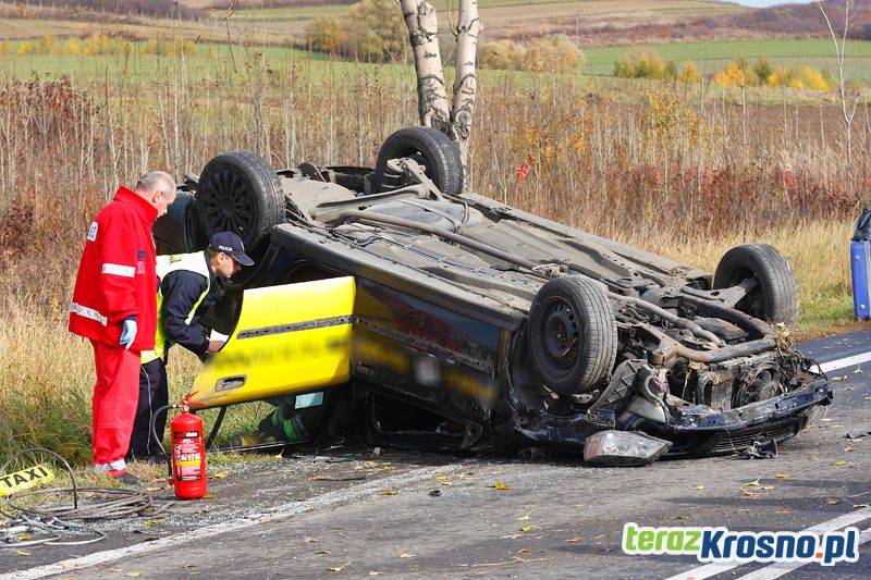 W Rymanowie taksówka wyleciała z drogi i dachowała