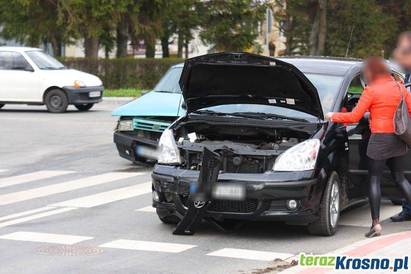 Zderzenia fiata i toyoty na skrzyżowaniu, jedna osoba ranna