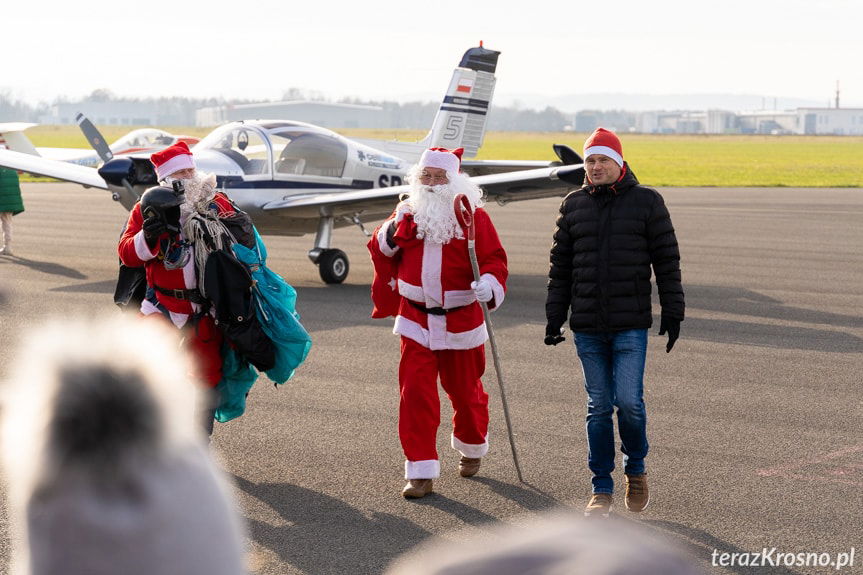 Mikołaj na lotnisku w Krośnie
