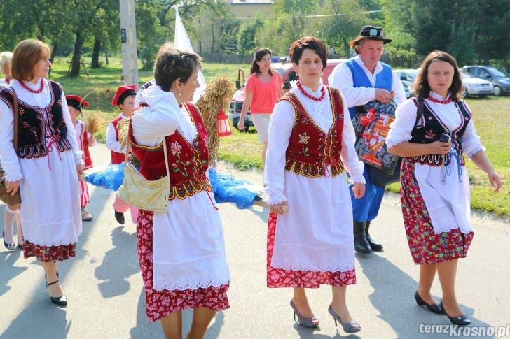 Korowód dożynkowy w Rogach 
