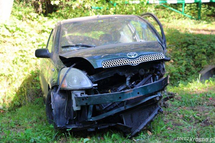 Jedlicze: Toyota uderzyła w latarnię