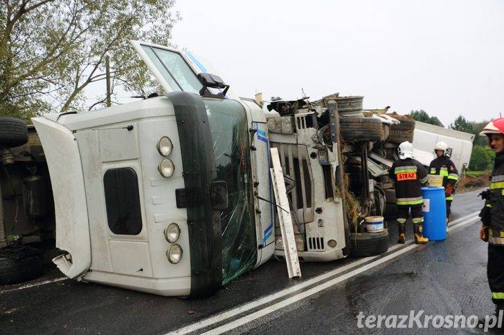 Przewrocił się TIR pełen mięsa