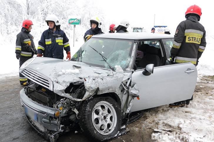 Czołowe zderzenie busa z osobówką