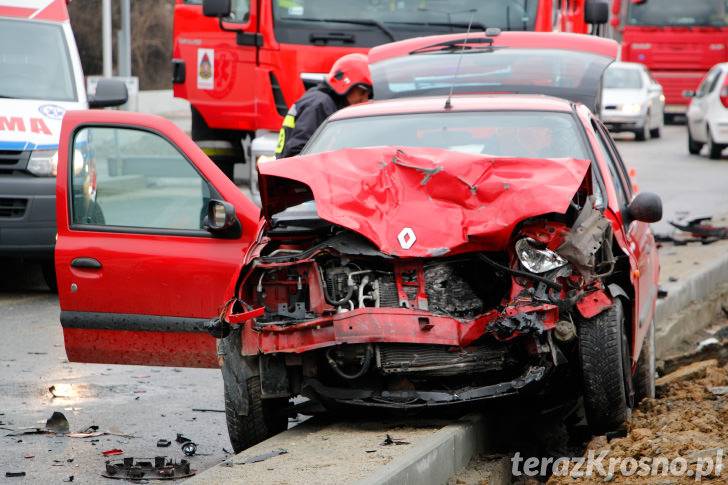Czołowe zderzenie w Krośnie. Pięć osób w szpitalu