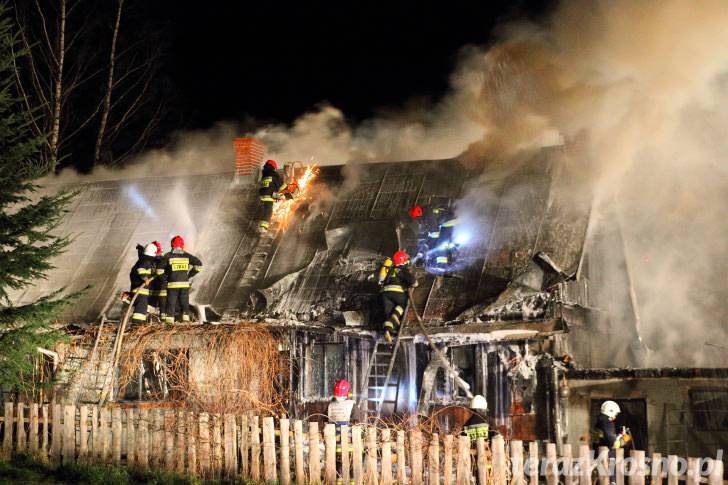 Pożar domu w Wietrznie. Strażacy walczyli z ogniem ponad 6 godzin