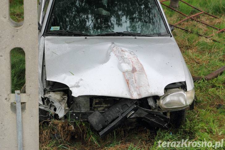 Zasnął i na łuku drogi zjechał do rowu