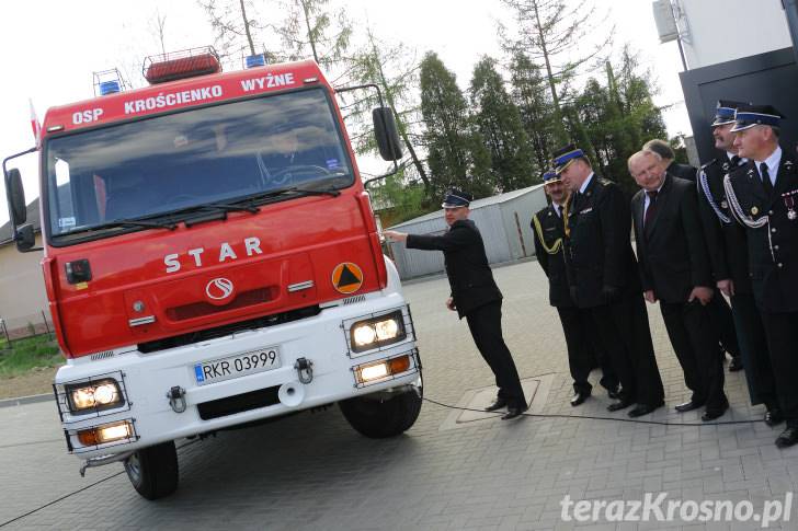 Krościenko Wyżne: Nowy Dom Strażaka i samochód