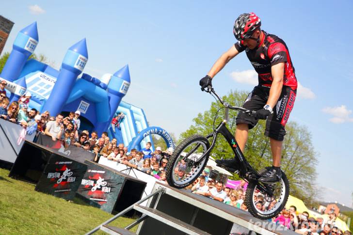 Pokaz akrobacji rowerowych w wykonaniu Krystiana Herby