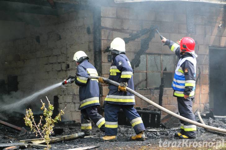 Spłonął budynek w Bóbrce. Strażacy uratowali dom