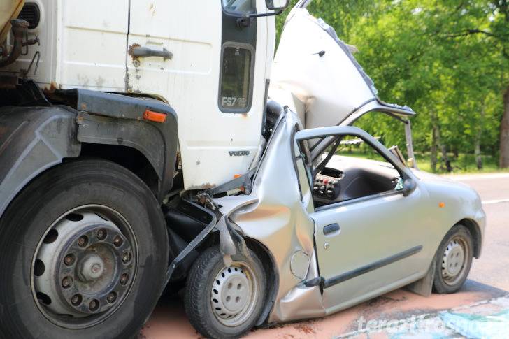 Wypadek w Moderówce, ciężarówka zmiażdżyła fiata
