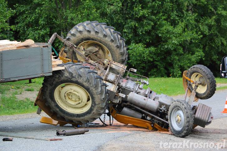 Wypadek w Głojscach. Ciągnik przewrócił się i przygniótł mężczyznę