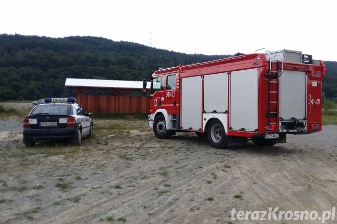 Awaria techniczna lub błąd człowieka. Opel wjechał do zbiornika wodnego