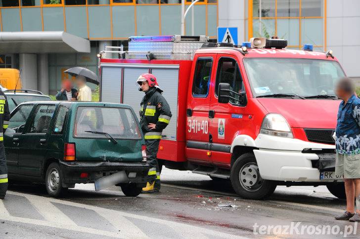 Podręcznikowa kolizja w Krośnie - najechanie na tył samochodu