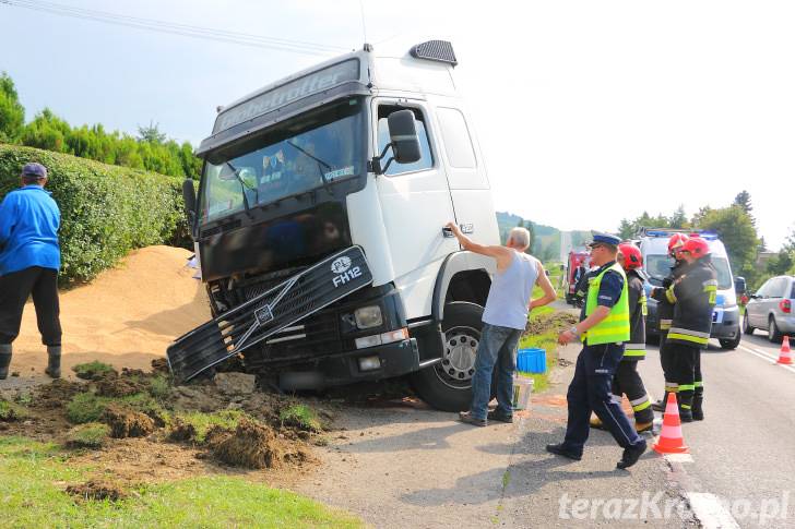 TIR wpadł do rowu. Wysypało się 25 ton pszenicy
