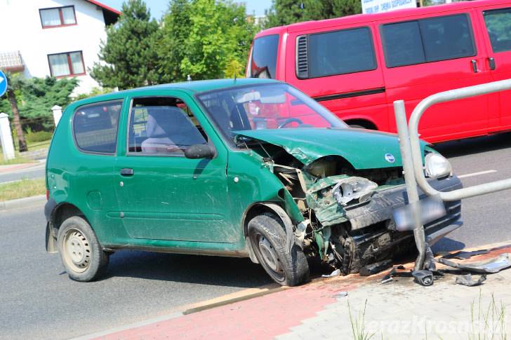 Kolizja na ul. Podkarpackiej, Fiat zakończył jazdę na barierkach