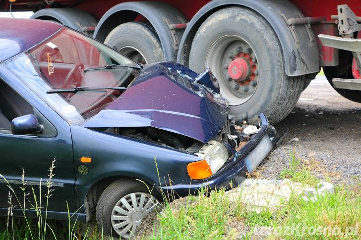 Uderzyła w bok naczepy. Trafiła do szpitala