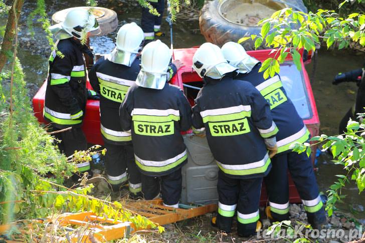 Groźny wypadek w Lubatówce. Ciągnik wpadł do potoku