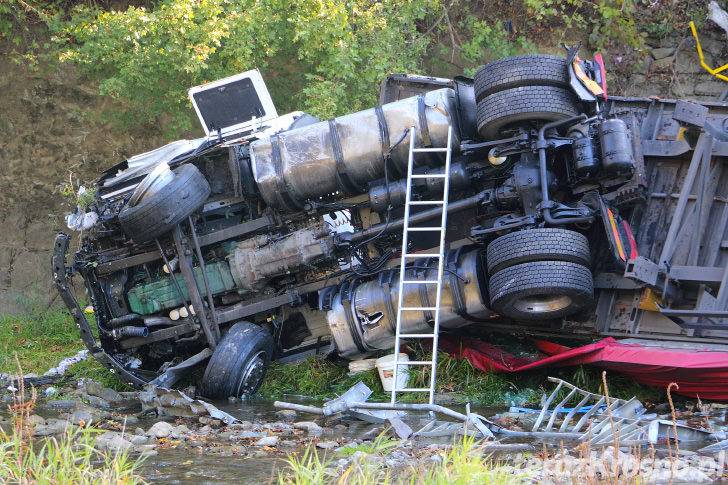 Tir pełen butelek wpadł do rzeki Jasiołka