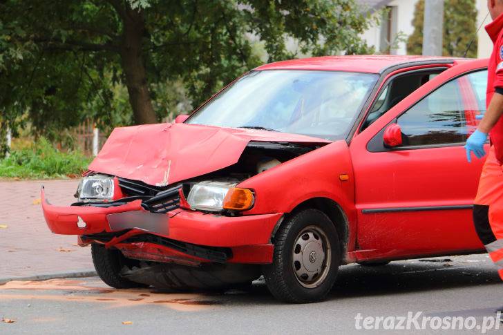 Kraksa na Guzikówce. Volkswagen wjechał w zaparkowany samochód