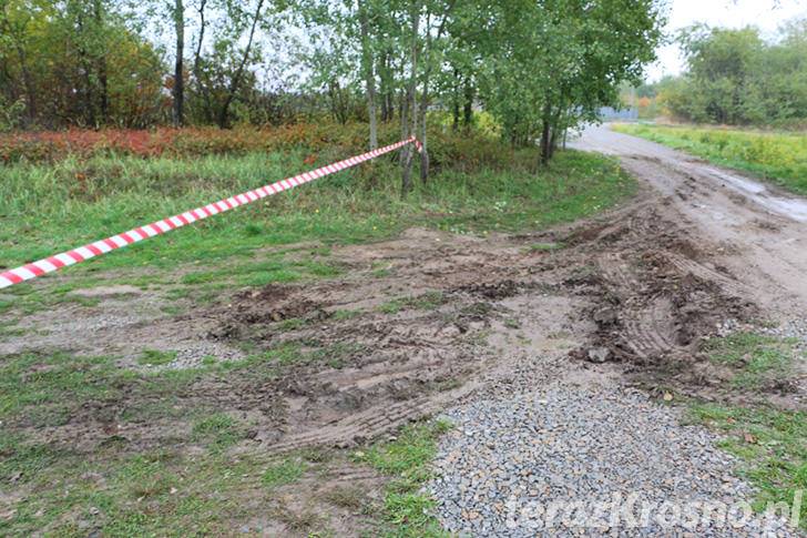 Tir zdewastował boisko w Szczepańcowej. Ugrzązł w polu karnym