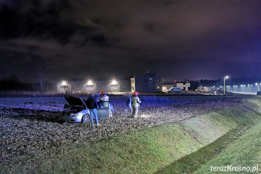 Ugrzązł samochodem w polu kukurydzy