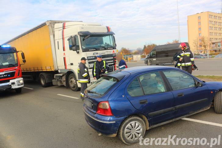 Sceny jak z filmu: Ciężarówka pchała samochód osobowy