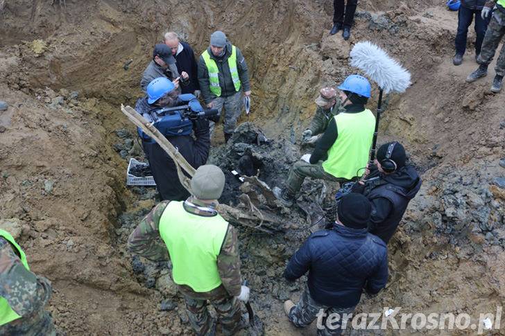 Wydobywanie wraku bombowca. Dzień drugi